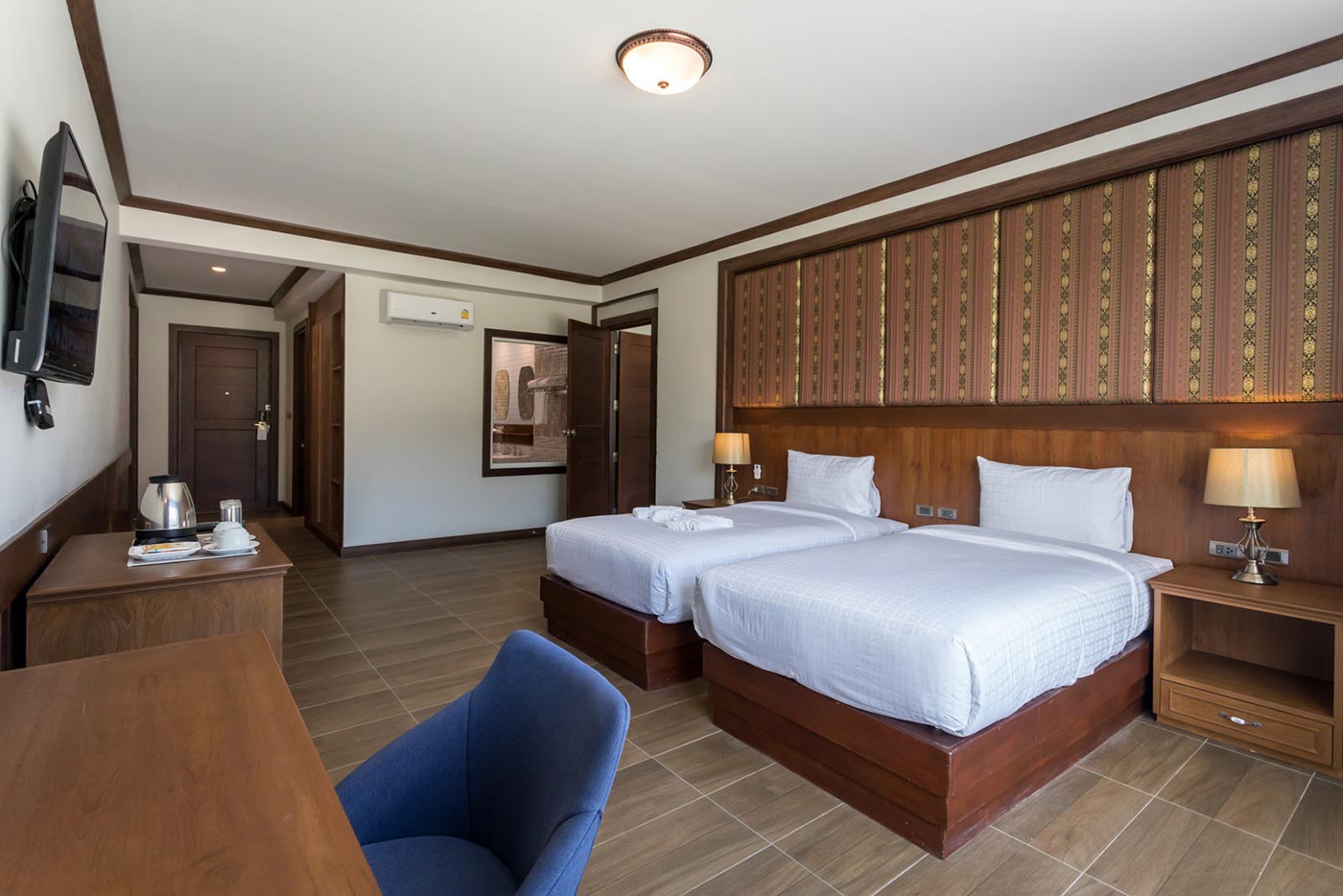 Connecting Room